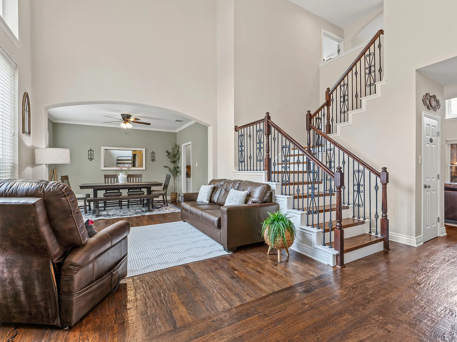 5 bed, 3643 sqft, $6,500 — Photo 2