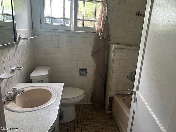 3rd image of 308 E Lucius Ave