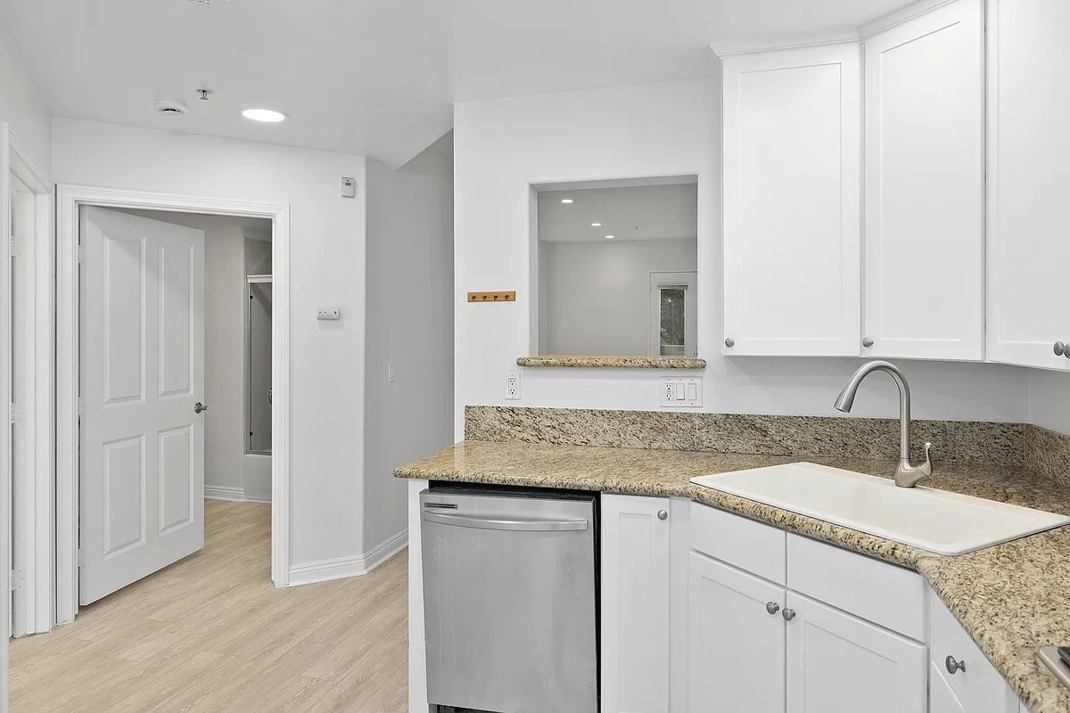 3 bed, 1813 sqft, $5,995 — Photo 4