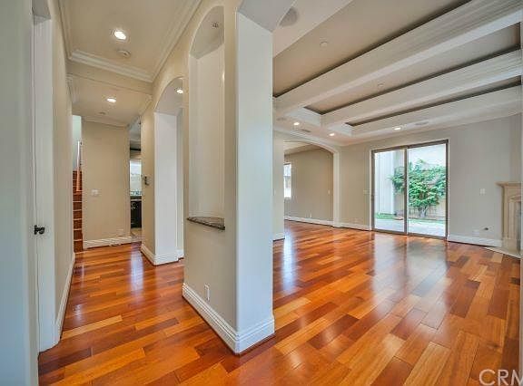 Lower living space, light and bright