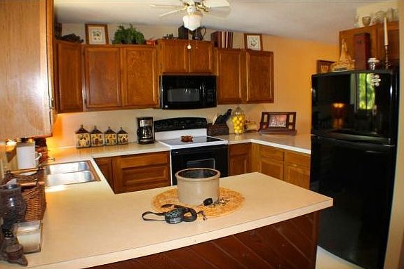 2nd image of 526 Manor Dr