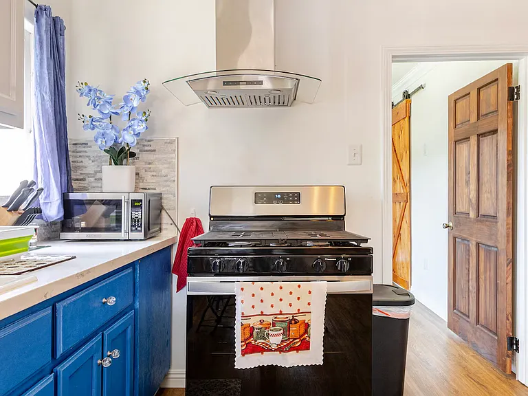 Full kitchen, with electric/gas stove and range hood