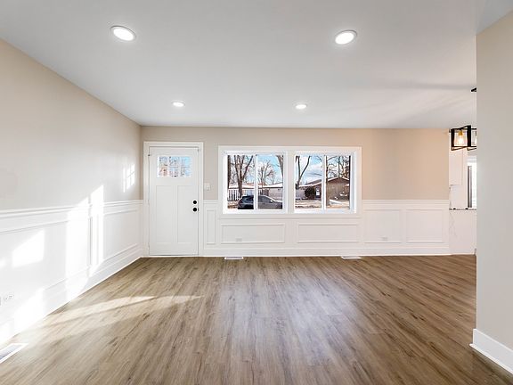 3rd image of 1278 Balmoral Ave