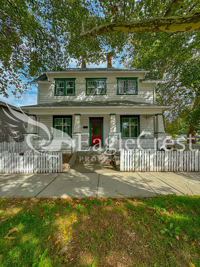 Downtown Walla Walla 4 Bedroom Farmhouse With Modern Comforts $200.00 Off 2nd Months Rent — Photo 1