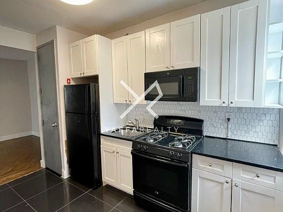 2nd image of 784 Saint Johns Pl APT 4L