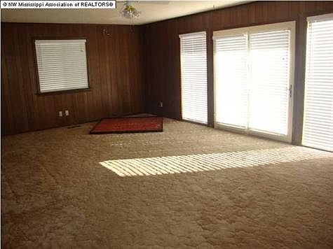 5th image of 714 Thunderbird Dr S