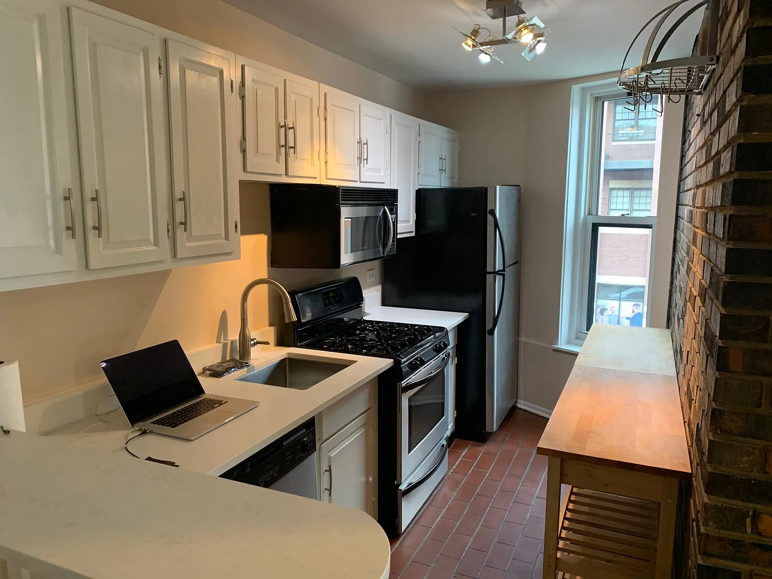2 bed, 800 sqft, $3,000 — Photo 1