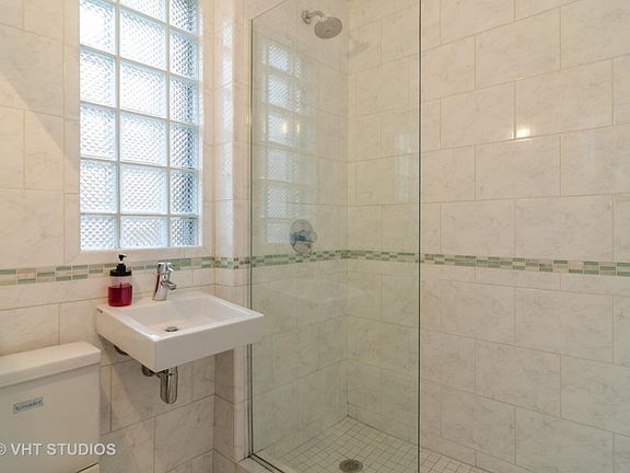 3rd image of 1540 W Thome Ave #2