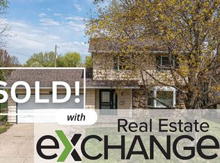 2220 Tanglefoot Ln, Bettendorf, IA 52722