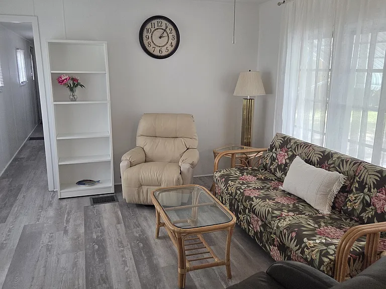 300 Pinewood Ave — Photo 43