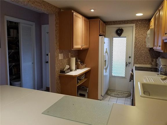 4th image of 2601 NE 14th Street Causeway #130