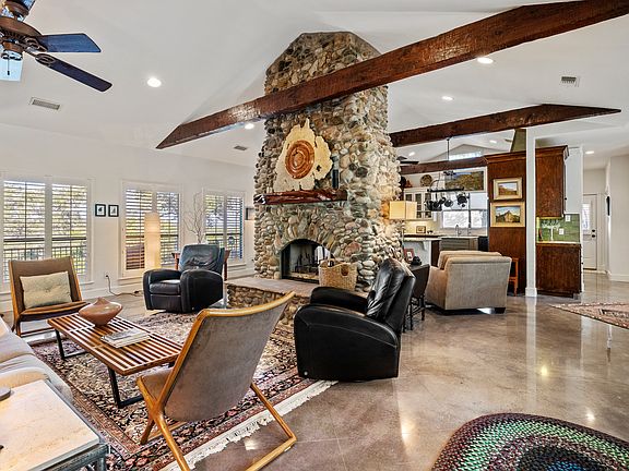 3rd image of 300 Mesa Dr