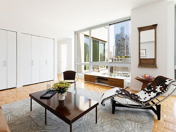 3rd image of 455 W 37th St APT 1111