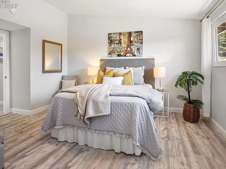 2769 Loyola Ave — Photo 12