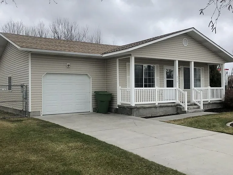 216 Susan Dr — Photo 1