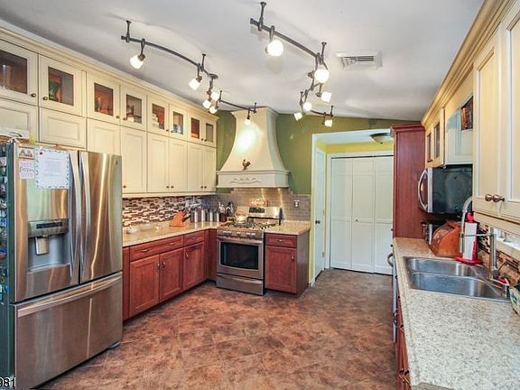 3rd image of 81 Flower Ave