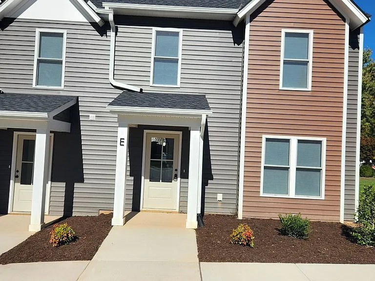 111 Dinwiddie Ave #E — Photo 1