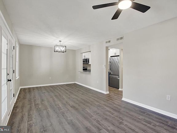4th image of 443 Springbrook Ct