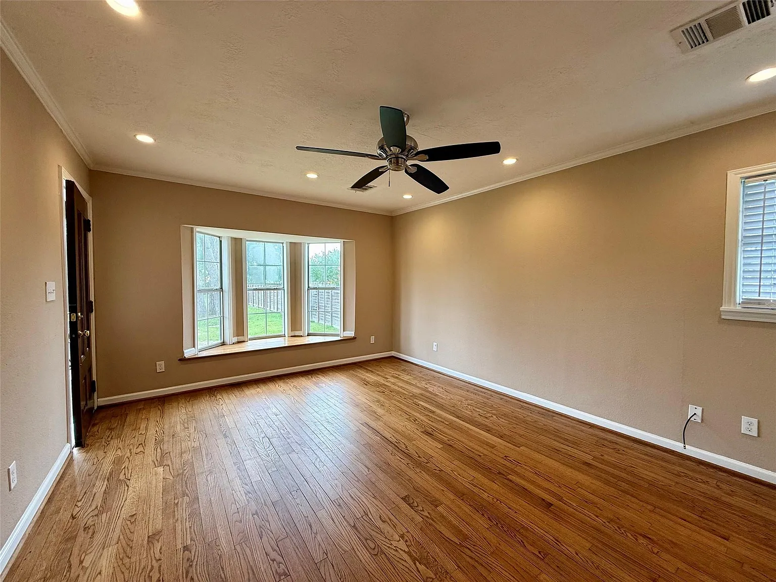 3 bed, 2.0 bath, 1110 sqft, $1,800 — Photo 4