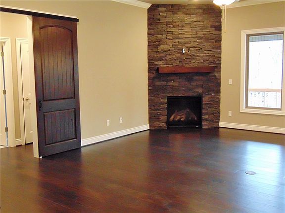 4th image of 60 Magrath Dr
