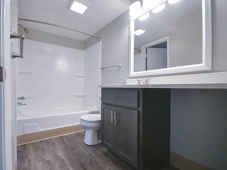 Tivoli Apartments — Photo 9