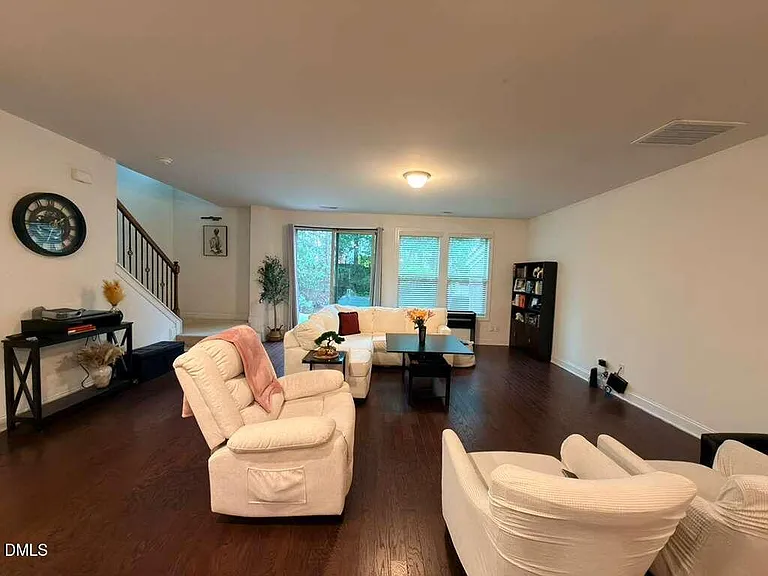 735 Lampwick Ln — Photo 9