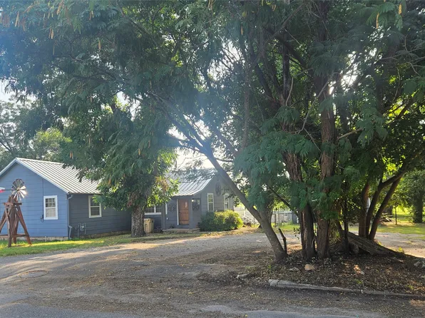 304 N Victor St, Comanche, TX 76442