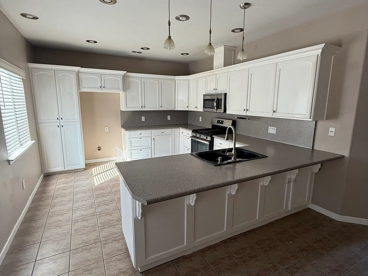3 bed, 1442 sqft, $1,800 — Photo 2