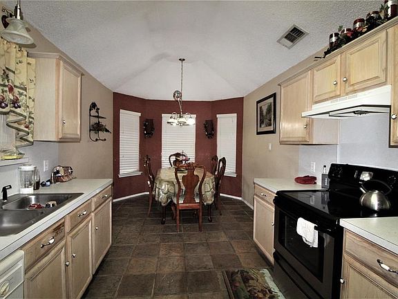 3rd image of 819 Prairie Creek Dr