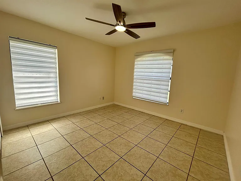 328 W Sugarland Cir — Photo 7