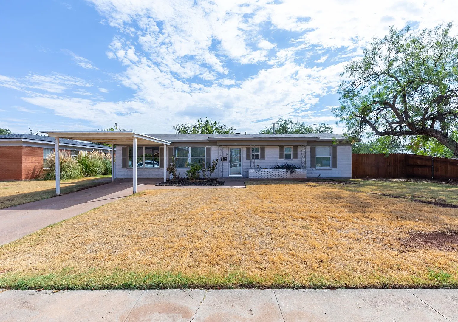 633 S La Salle Dr — Photo 1