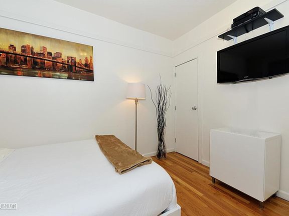 5th image of 338 E 61st St APT 16