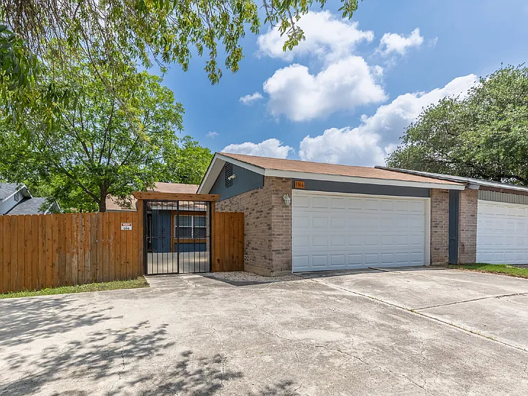 1366 Bayou Dr — Photo 2