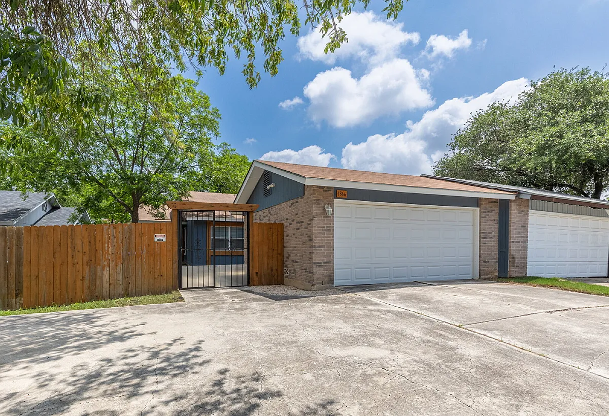 Building Photo - 1366 Bayou Dr