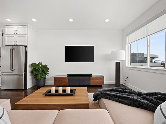 2nd image of 4686 S Grosvenor Ct