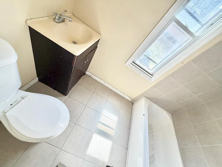 174 Hazel St #1 — Photo 4