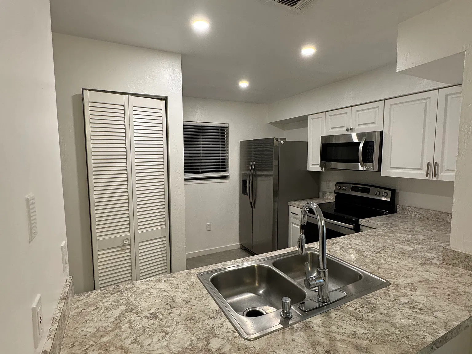 2 bed, 1.5 bath, 1046 sqft, $1,550 — Photo 2