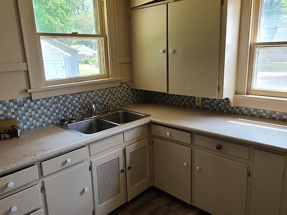 2nd image of 1122 Steely St