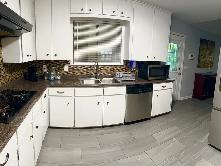 2705 Parham Dr — Photo 3