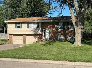 604 Sunrise Cir, Muscatine, IA 52761