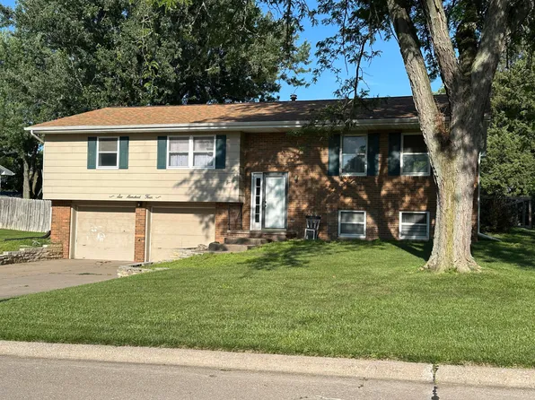 604 Sunrise Cir, Muscatine, IA 52761