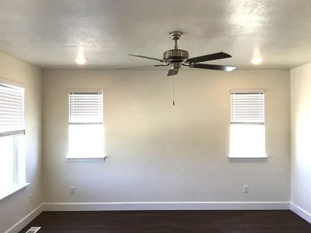 1218 E Peterson Ln — Photo 8