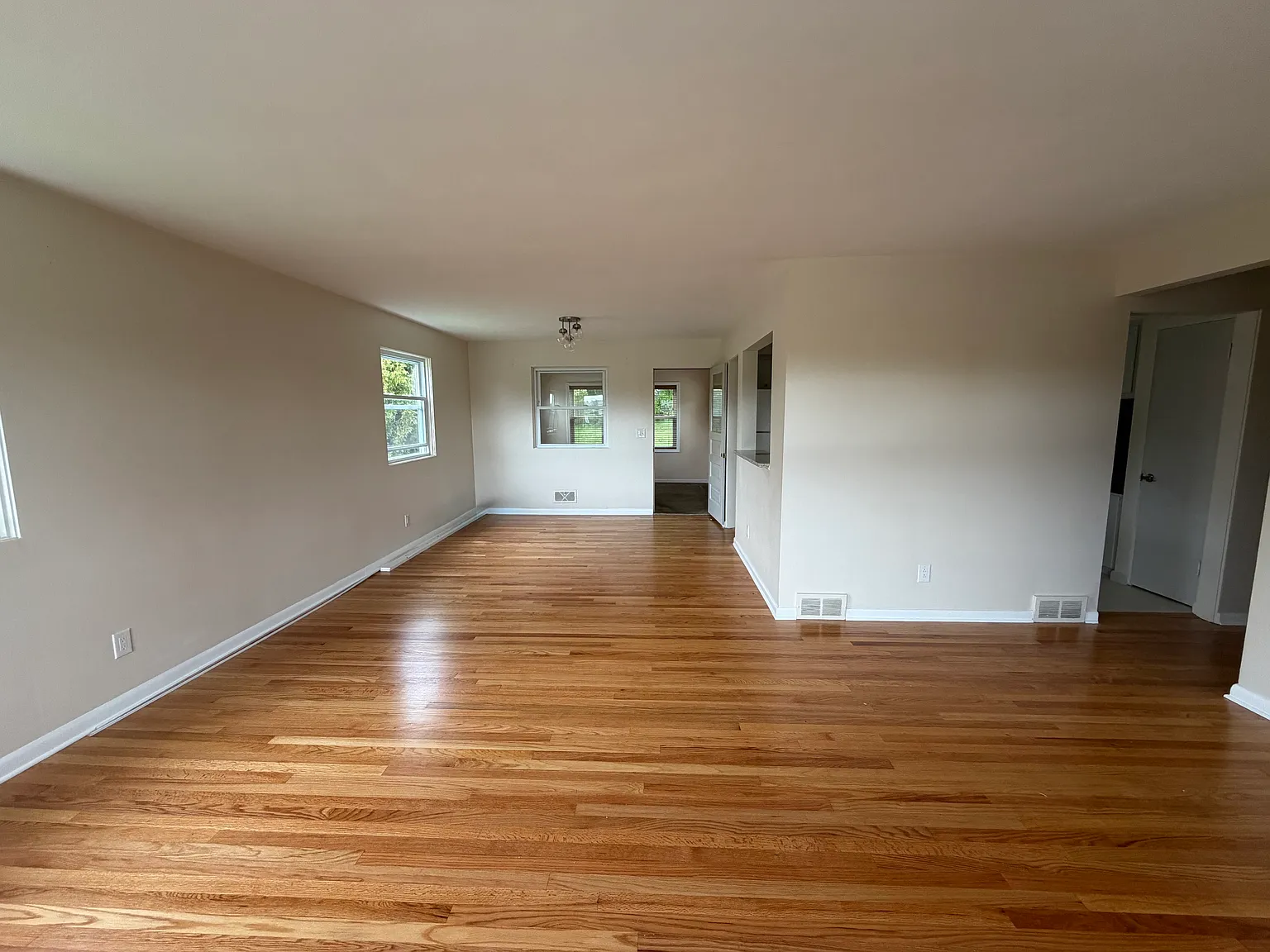 3 bed, 1232 sqft, $2,300 — Photo 4