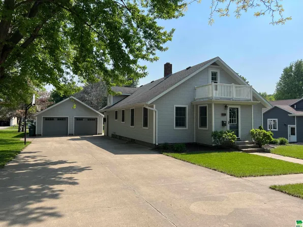 316 3rd St NW, Orange City, IA 51041