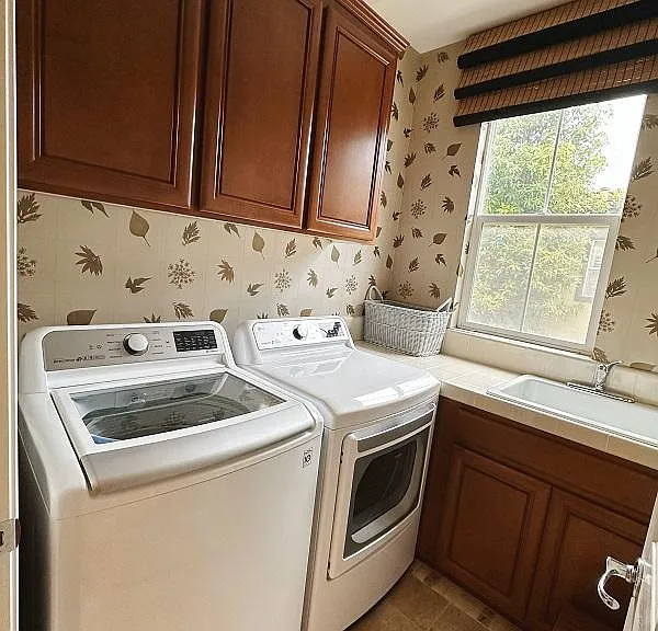 1388 Thornbury Ln — Photo 16