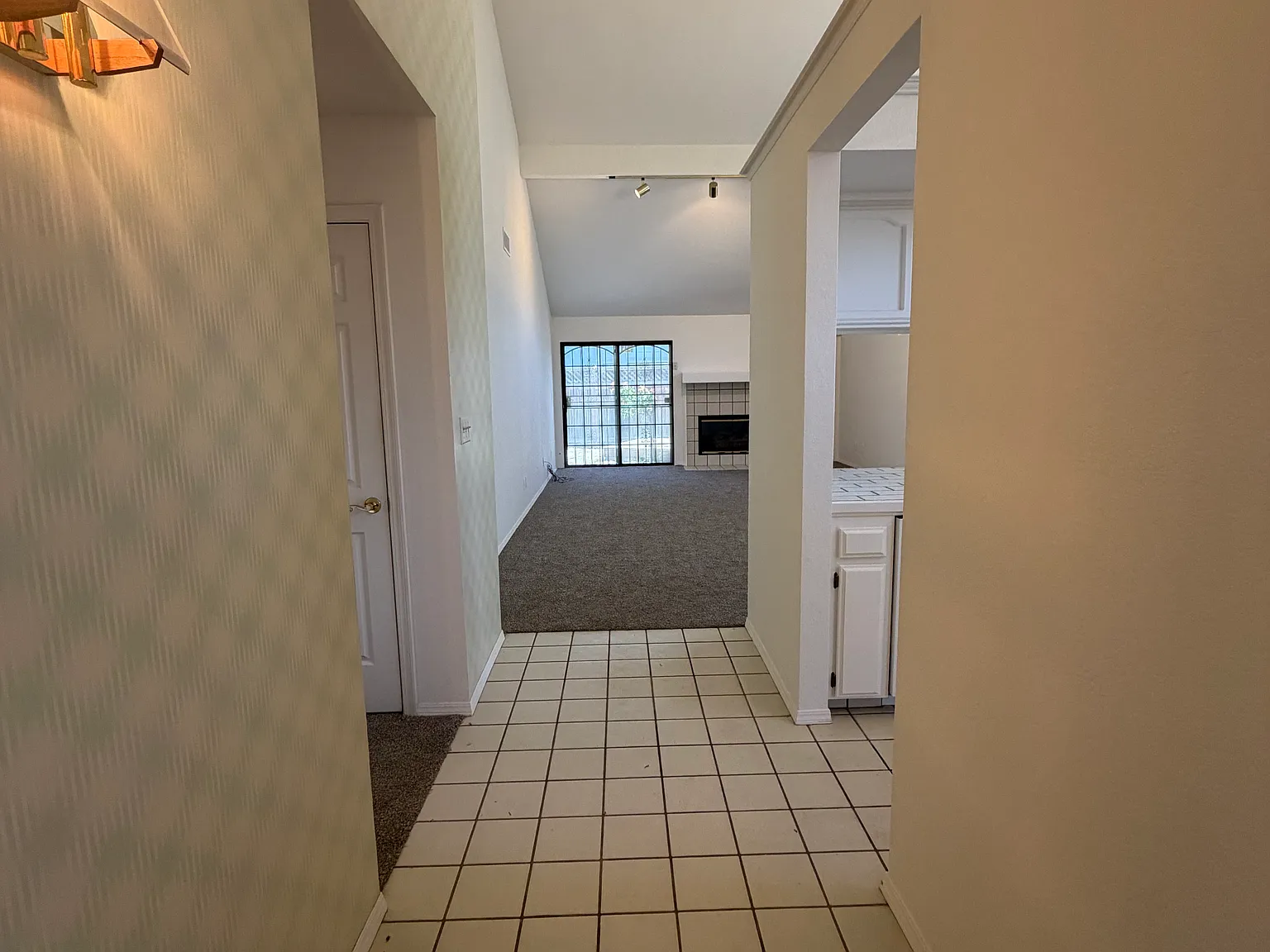 2 bed, 1470 sqft, $2,100 — Photo 3
