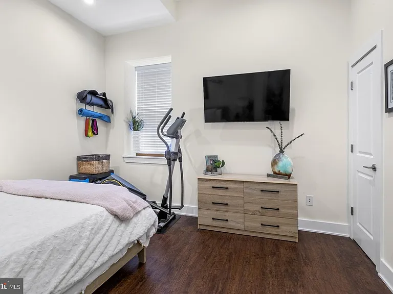 1909 E Hagert St #1 — Photo 15
