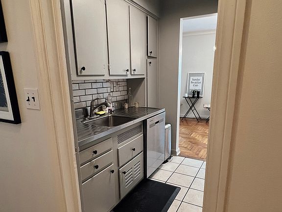 5th image of 15820 Van Aken Blvd APT 202