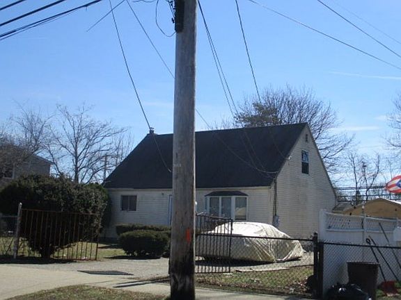 3rd image of 114 Suffolk Ave