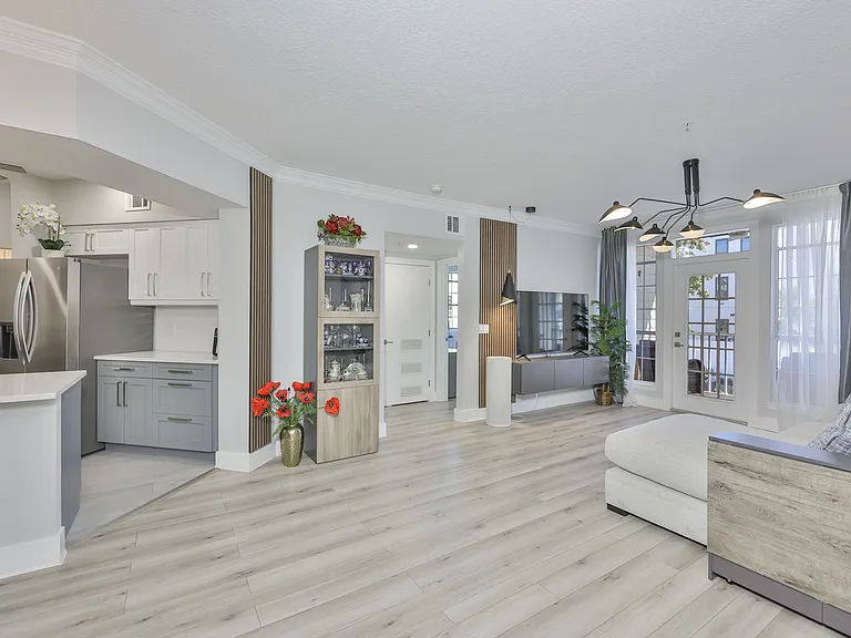 3202 Bay Club Cir #3202 — Photo 2
